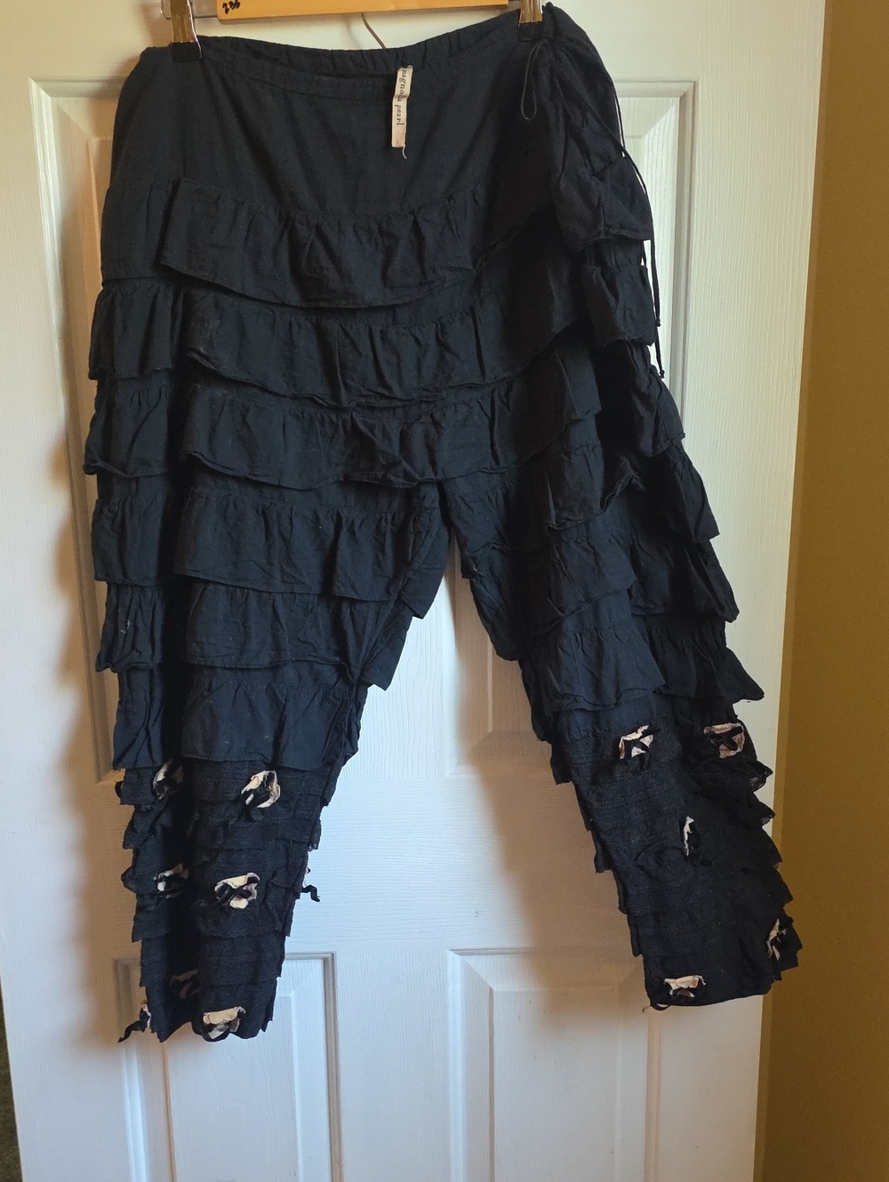 Magnolia Pearl Black Tiered Ruffle Capris